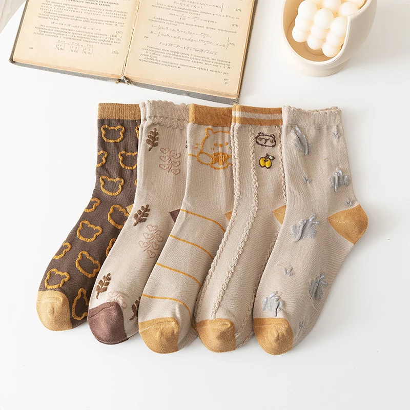 2024 New Design Unisex Floral Retro Cotton Socks Vintage Embroidered Flower Crew Length with Body Logo for Women and Men