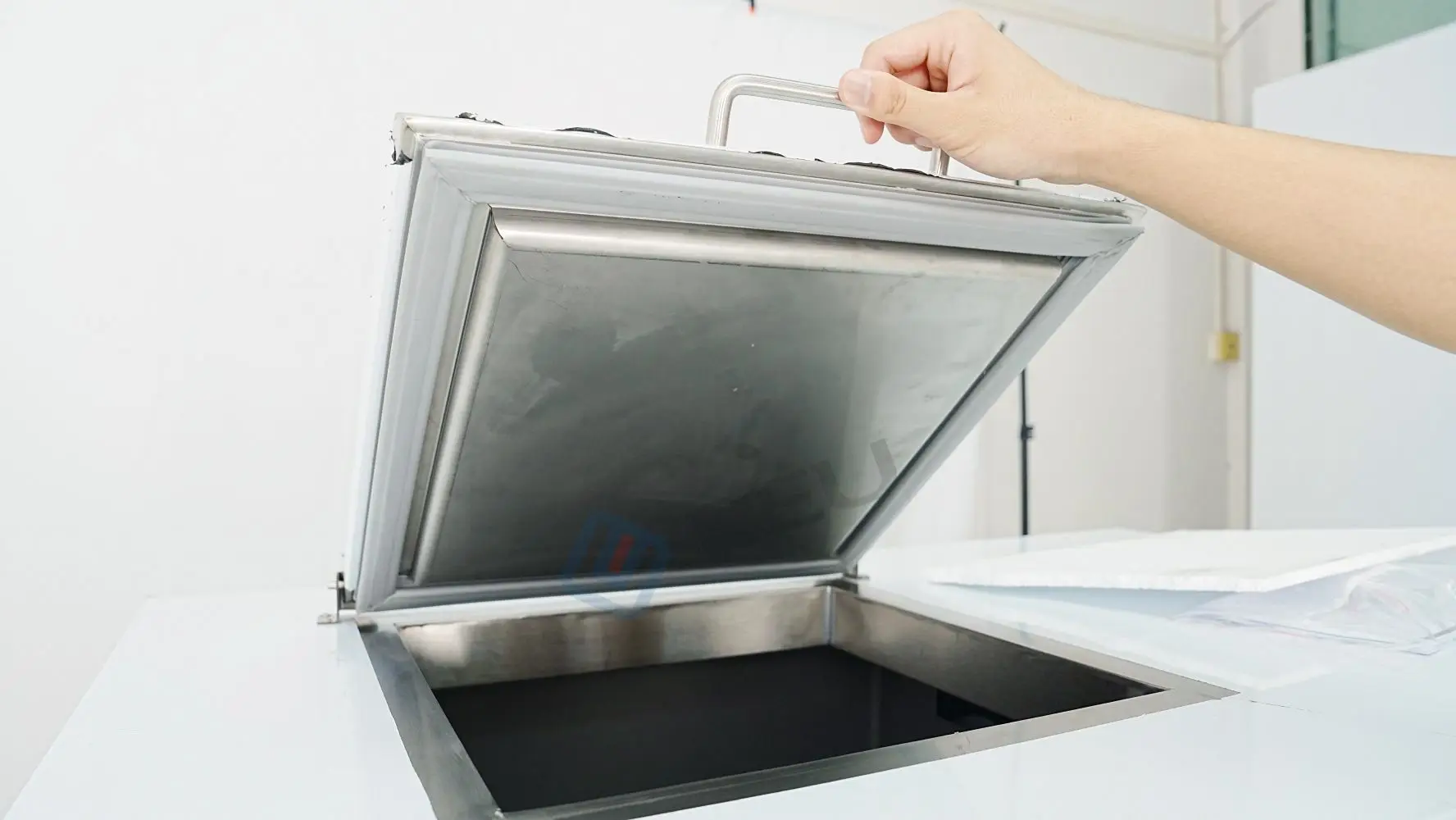 Reduce the smell of garbage double door commercial chiller decrease the food breakdown hygenic waste cooler for kitchen waste