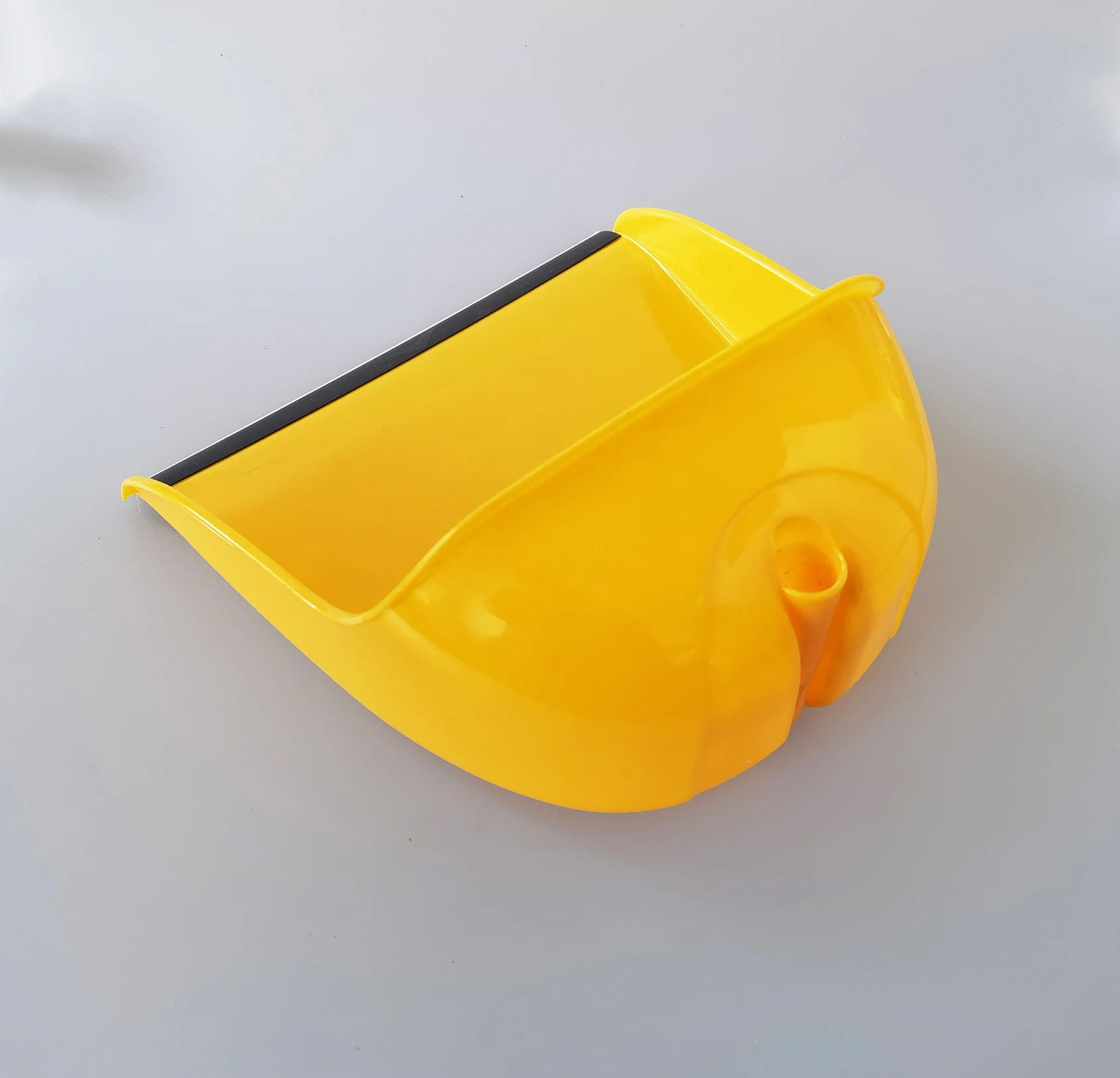 Item No.7003  long upright metal handle PP dustpan,  plastic pala with long stick, plastic shovel with handle