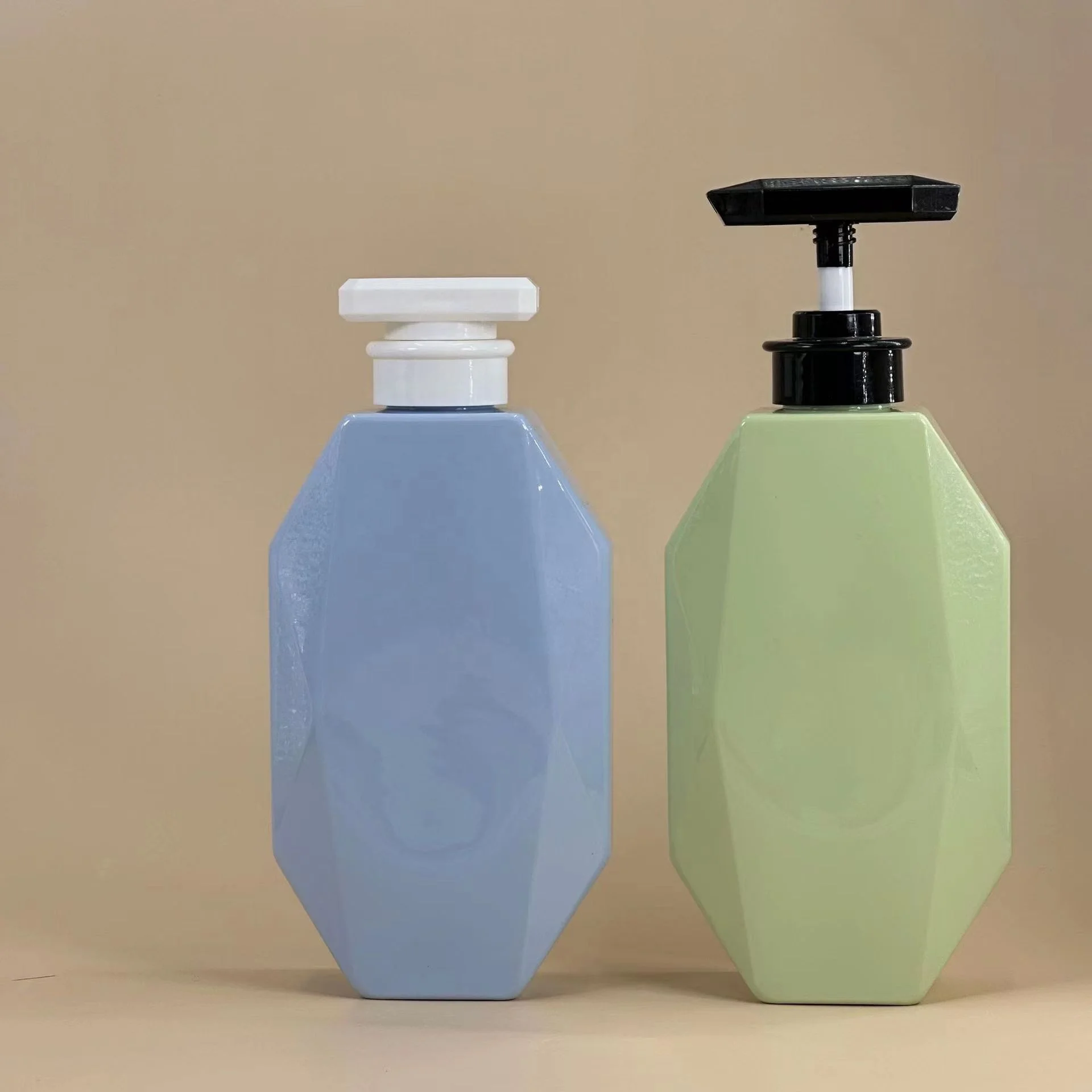 Unique diamond-shape cosmetic 300ml 500ml plastic shampoo bottle 10oz skincare customize colors lotion pump PET bottle