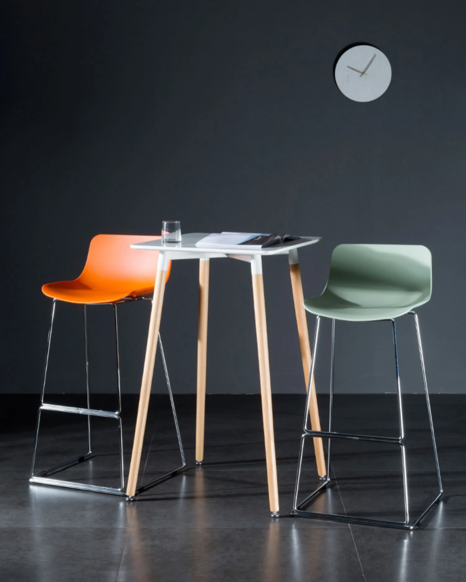 Fashion Plastic Cafe Furniture Metal bar table and chair set
