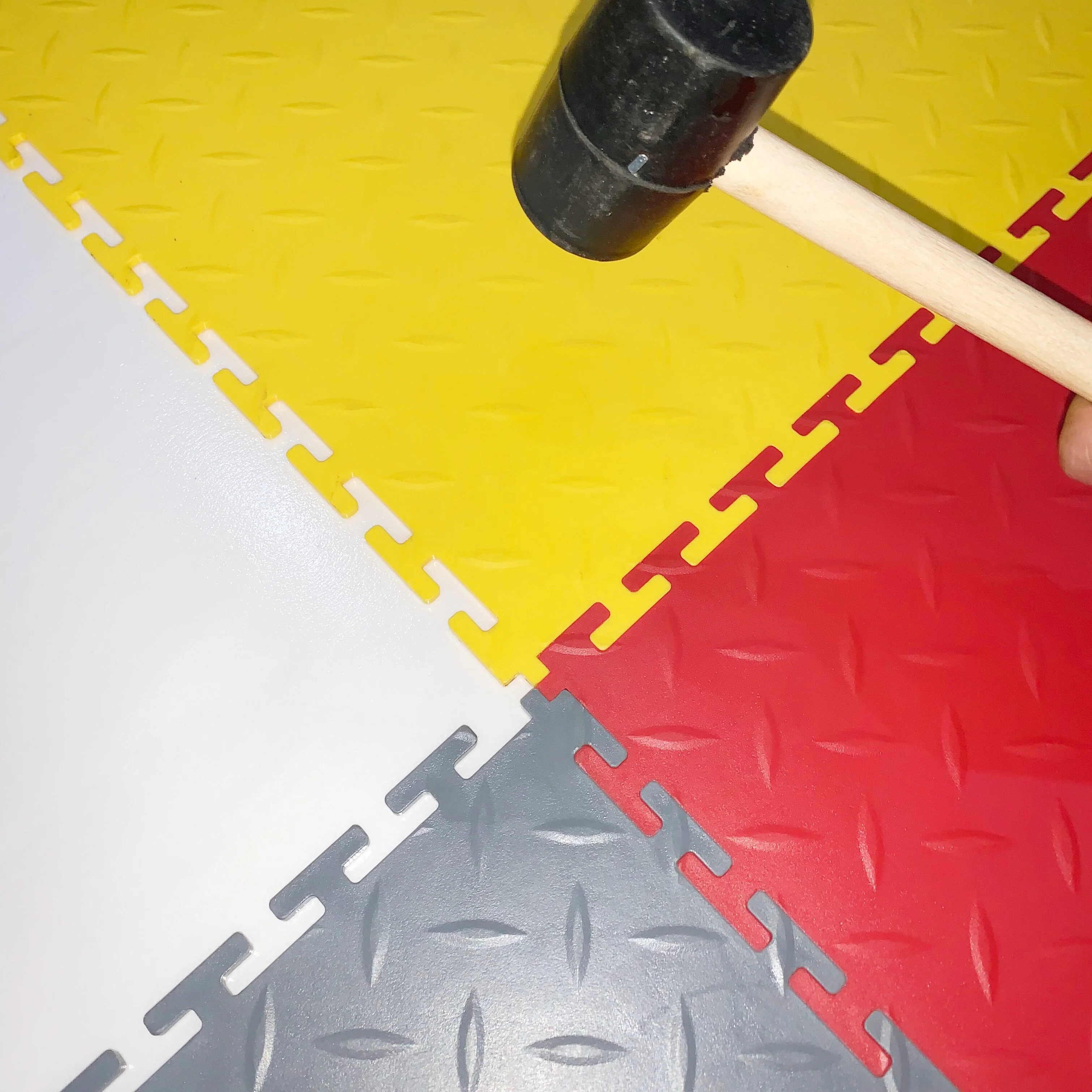 waterproof pure pvc interlocking vinyl floor tiles 500*500 for indoor garage use/removable plastic interlocking floor mats
