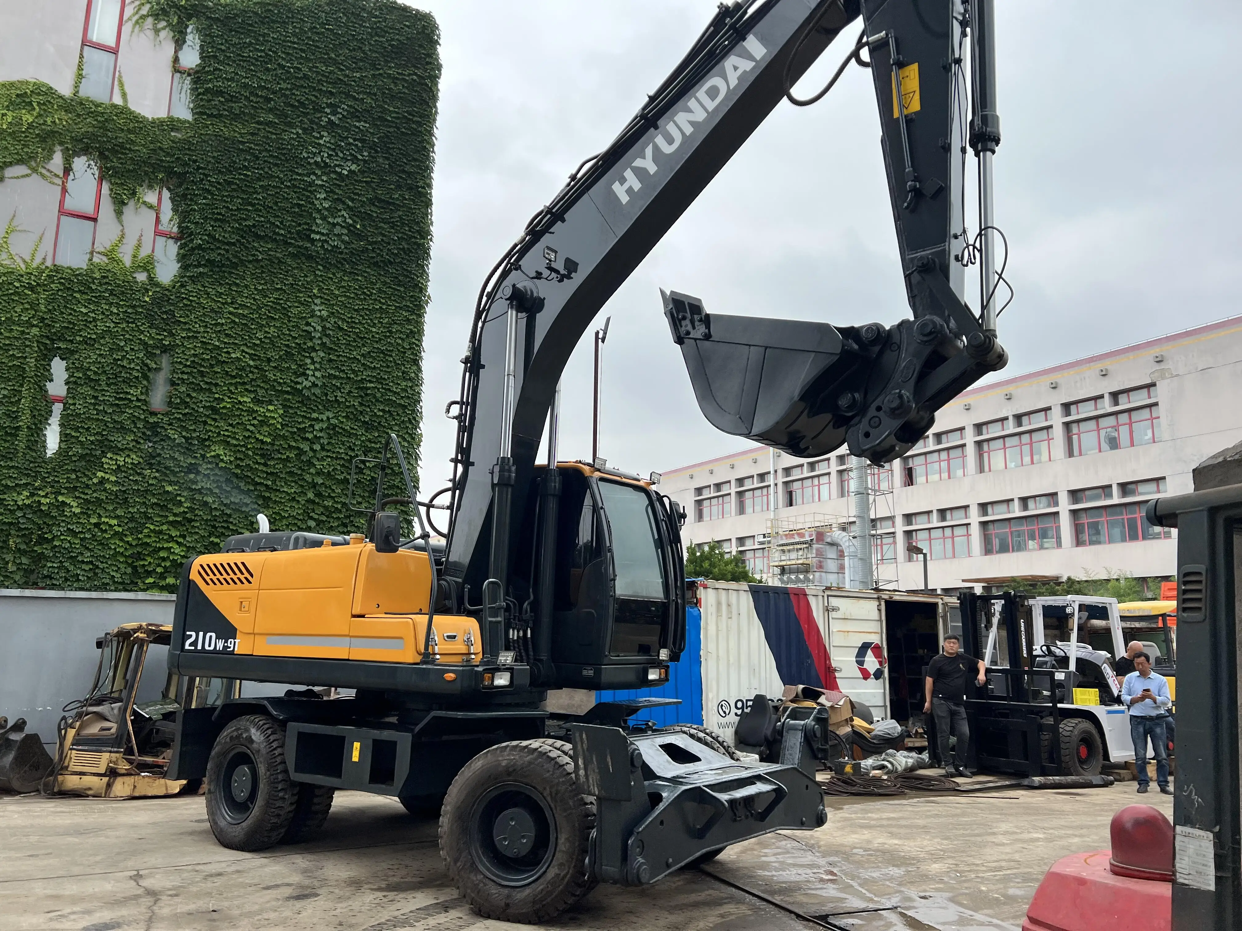 21 tons of Hyundai 210W-9T used wheel excavator for sale