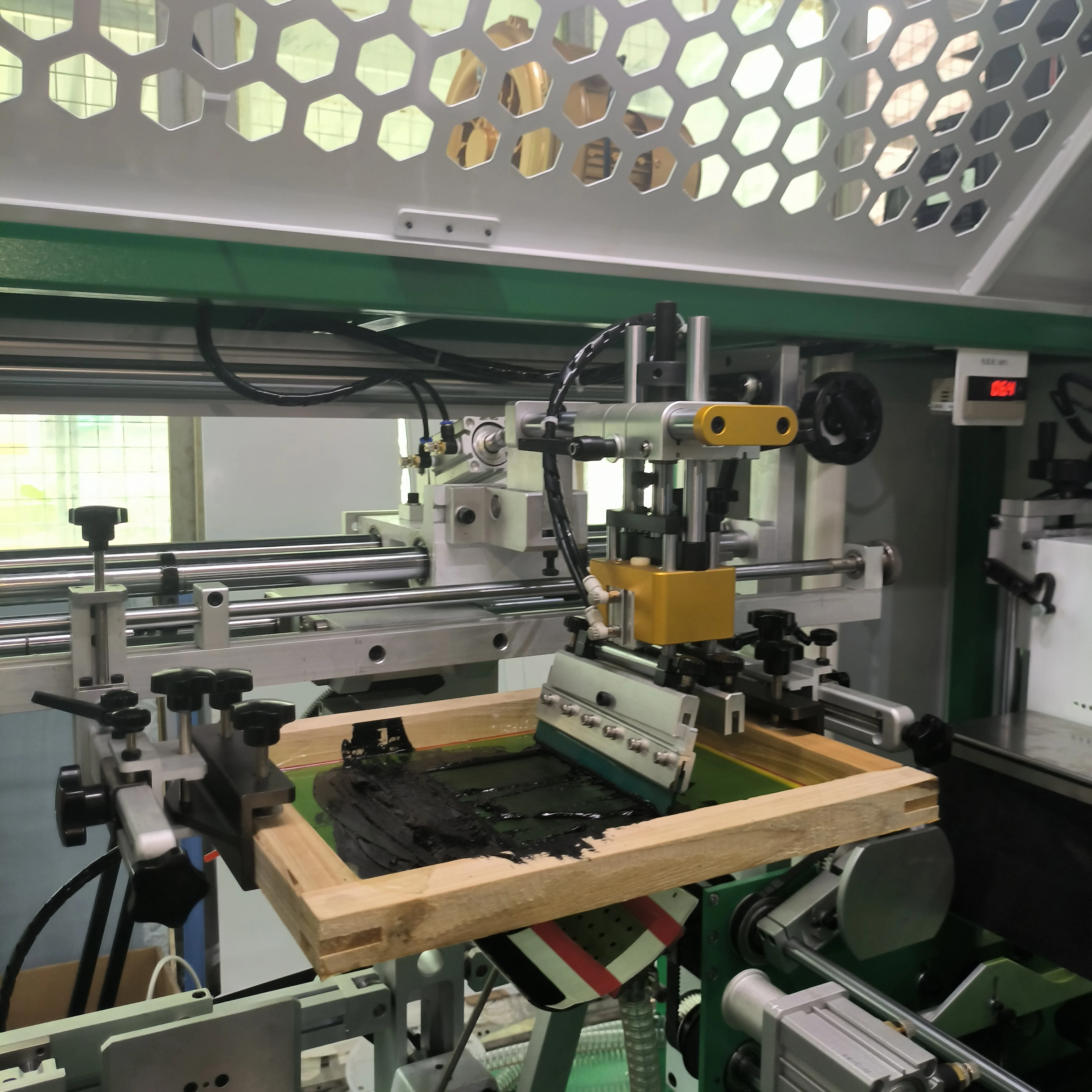 pneumatic cylindrical bottle screen printing machine Automatic loading flame surface treatment mug uv printing machine