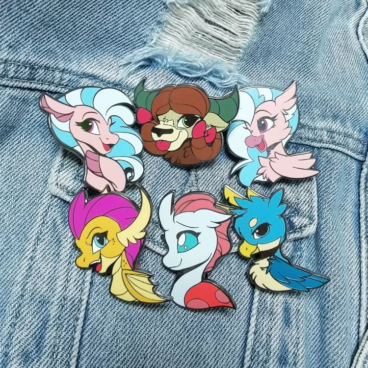 Индивидуальный мультяшный жесткий эмалированный металлический лацкан черный никелевый значок с подложкой