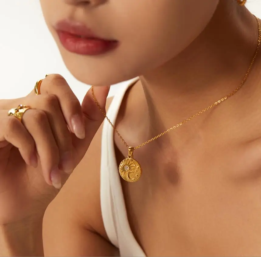 18k Gold Plated Vintage Jewelry Stainless Steel Heart Angel Eye Round Elizabeth Coin Signet Fashion Necklaces Fine Jewelry