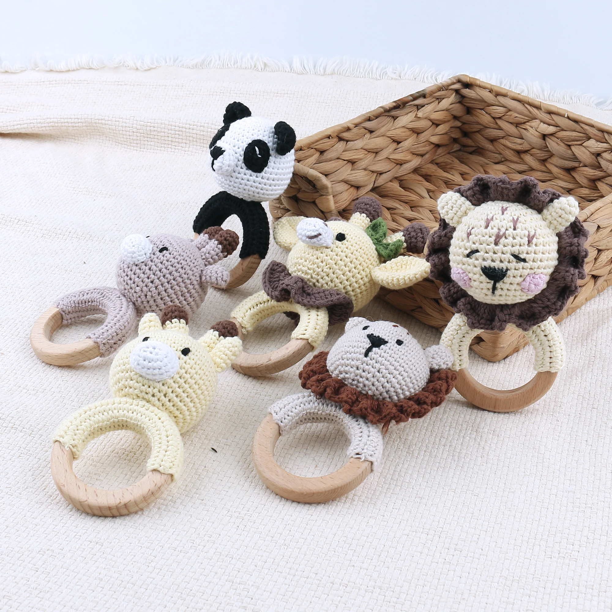 Wholesale custom baby hand-made wooden ring woven animals cute giraffe shaped baby tooth toy rattles