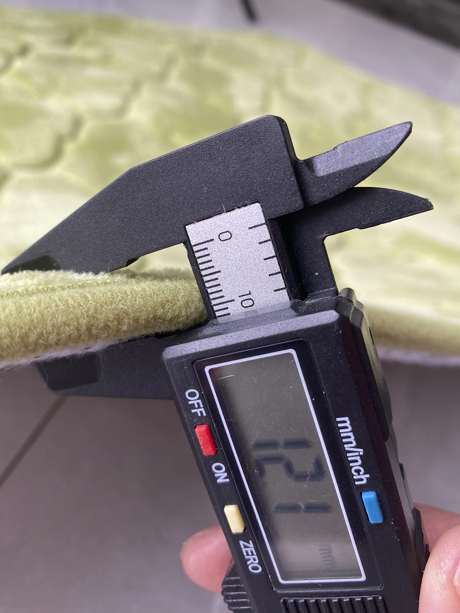 2023 Hot Selling Extra-Thick Prayer mat Muslim Flannel Tassel Carpet  Non-slip Embossed Islamic Prayer Carpet Rug