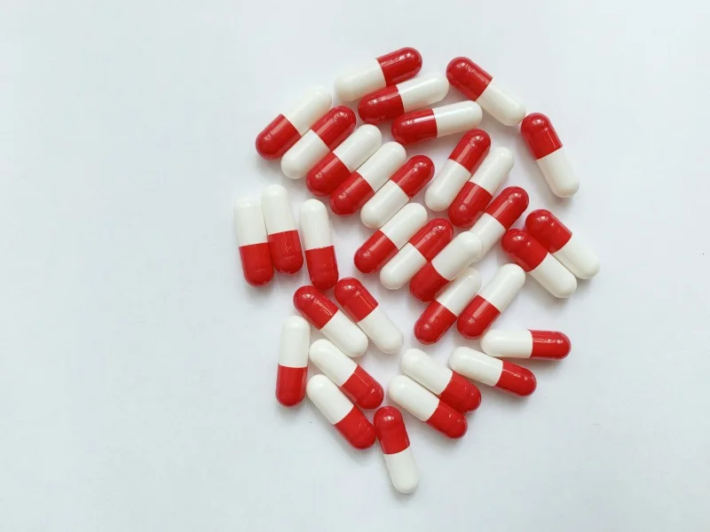 The empty gelatin capsule of the drug container is transparent and customized
