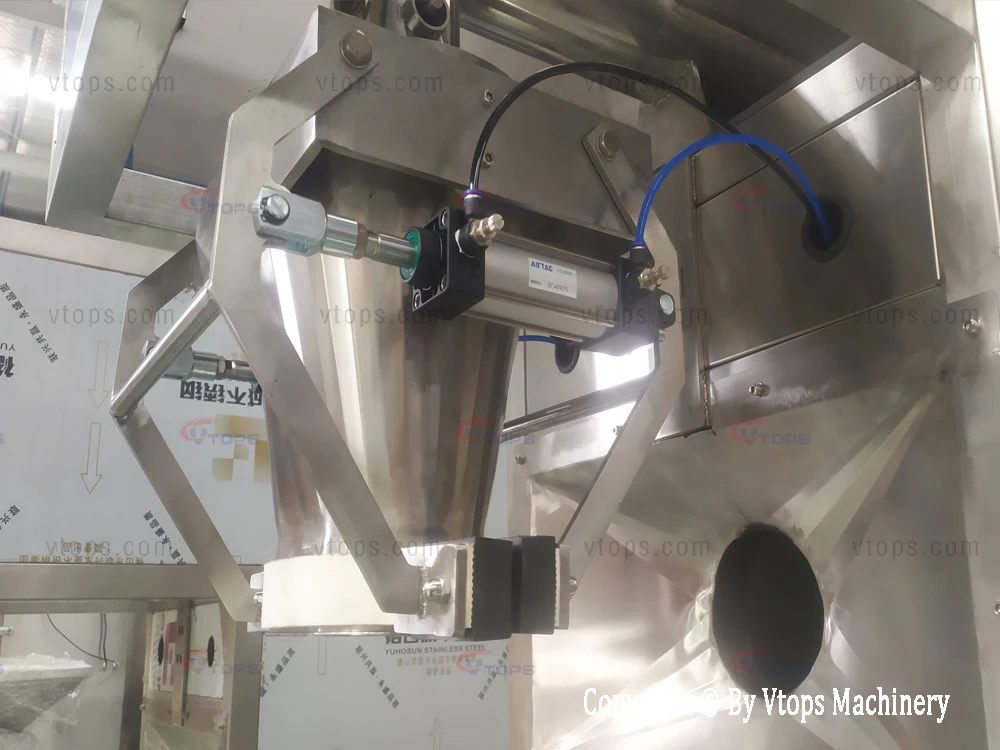 20kg Dry Powder Filling Machinery / Semi Automatic Sealing Device Bagging Equipment Supplier / Conveyor Belt