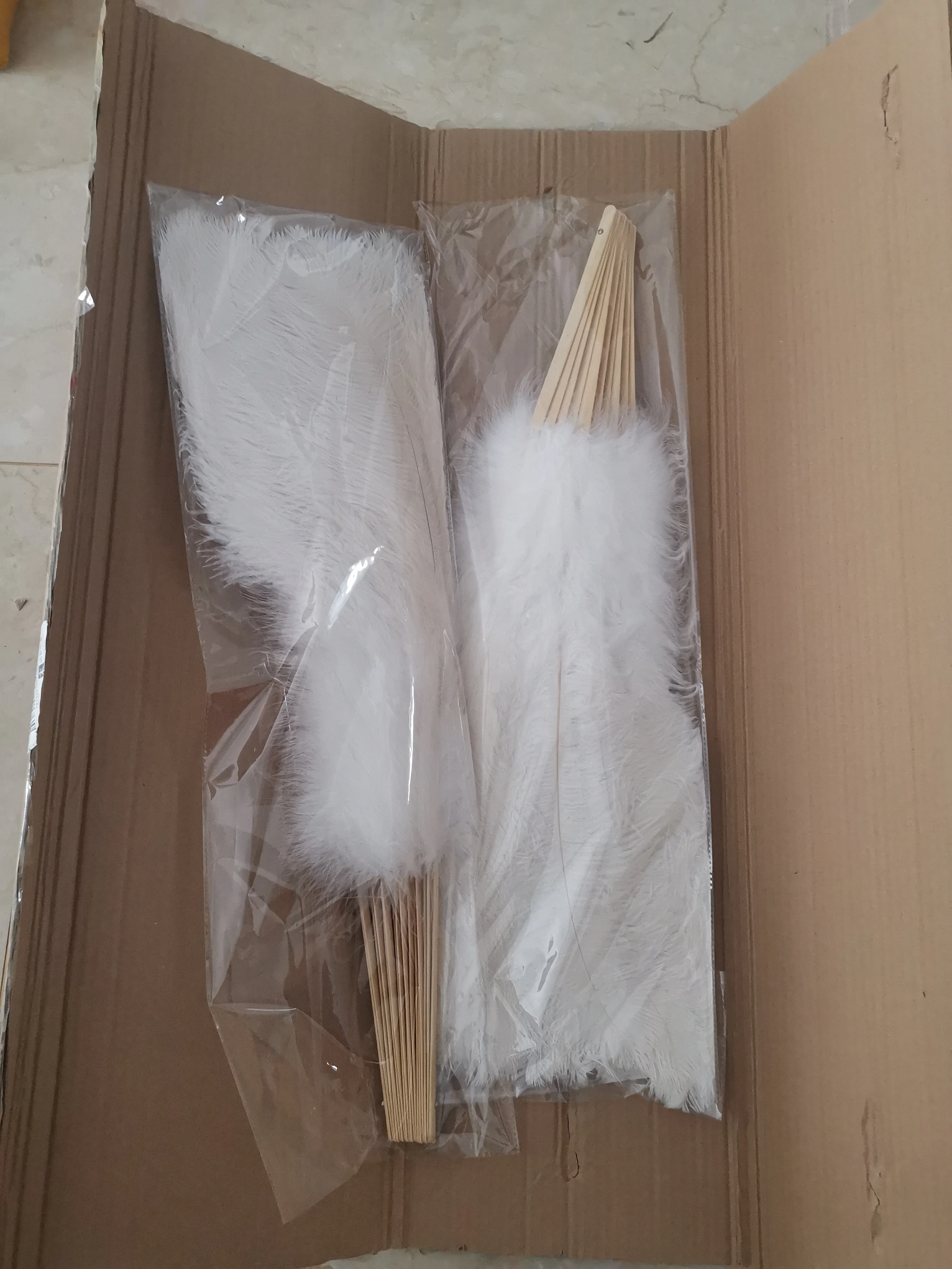 Cheap Sale Dancing colors 15 pcs of feathers Large fluffy Ostrich Feather Fans for carnival performance decoration