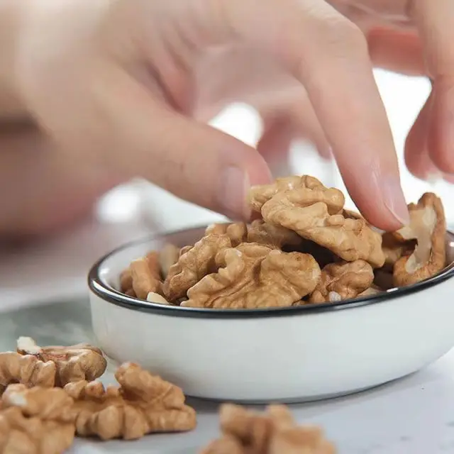 2021 new Xinjiang paper-skinned walnuts and large walnuts original snacks with shelled walnuts 1 kg per carton