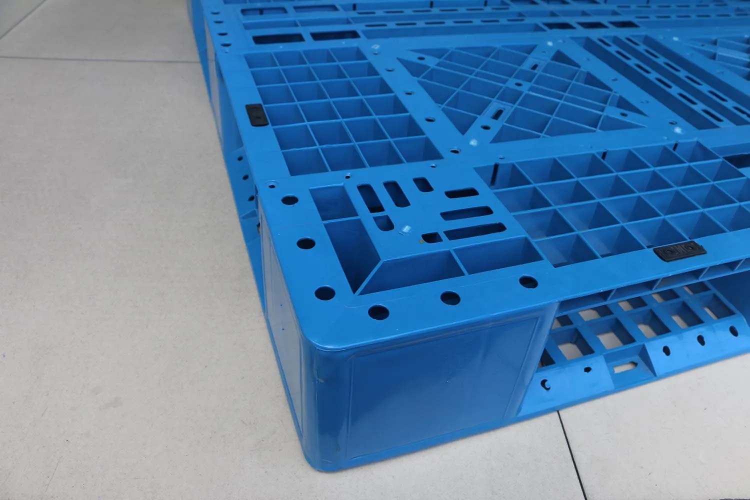 NEXARA Heavy Duty 1100*1100*150mm HDPE Euro Plastic Pallet 4T Static Load 1111 Grid Field 4-Way Entry Single Faced Storage