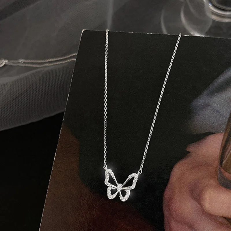 Simple Hollow Crystal Butterfly Necklace Fashion Classical Clavicle Chain Pendant Necklace for Women Elegant Jewelry Accessories