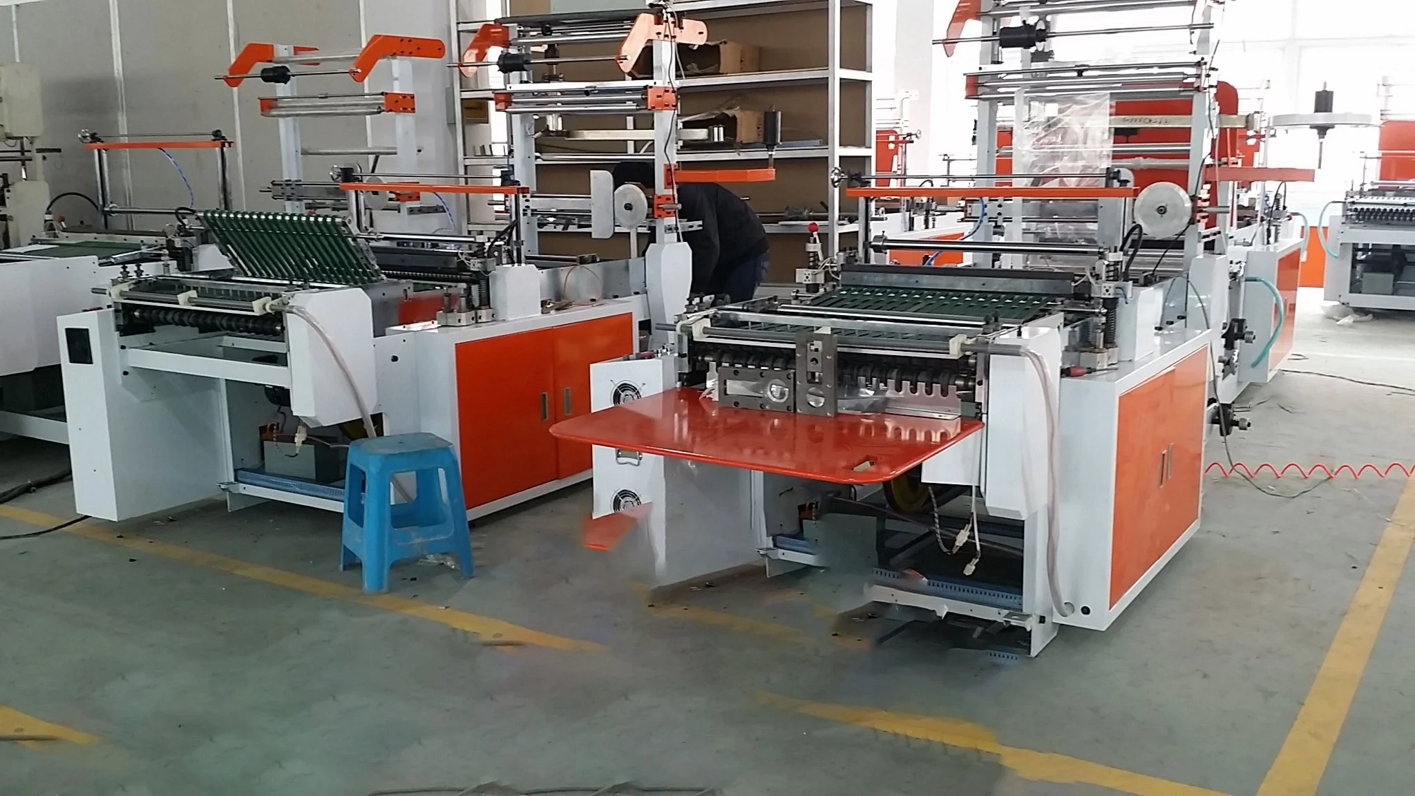 Высокое качество pe из полиуретана с открытыми порами биаксиально-ориентированной пластиковой pp бортовой мешок запечатывания для боксерского мешка курица хлеб машина для производства пластиковых пакетов в Китае