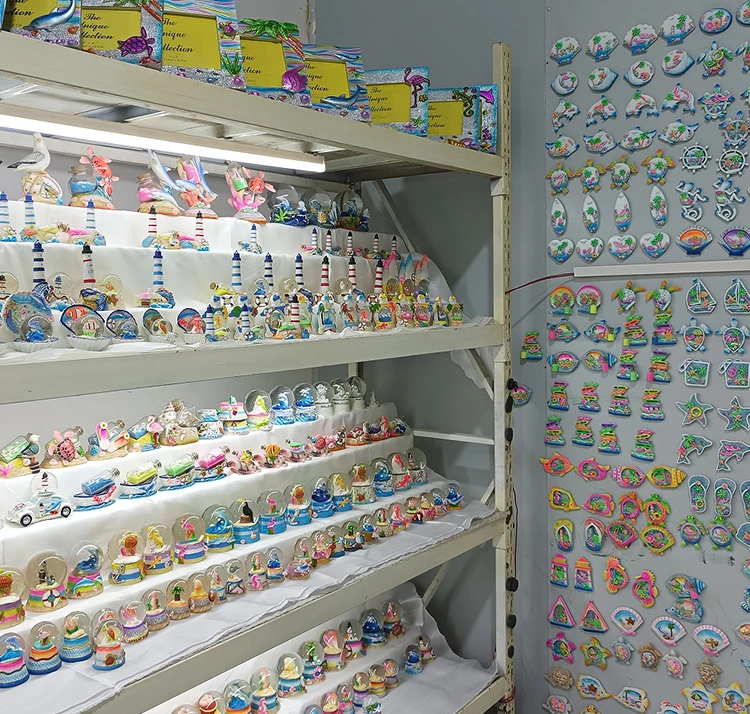 Custom glass water globe resin crafts tourist souvenir Colorado Barcelona Finland Prague Chicago Denver New York snow globe