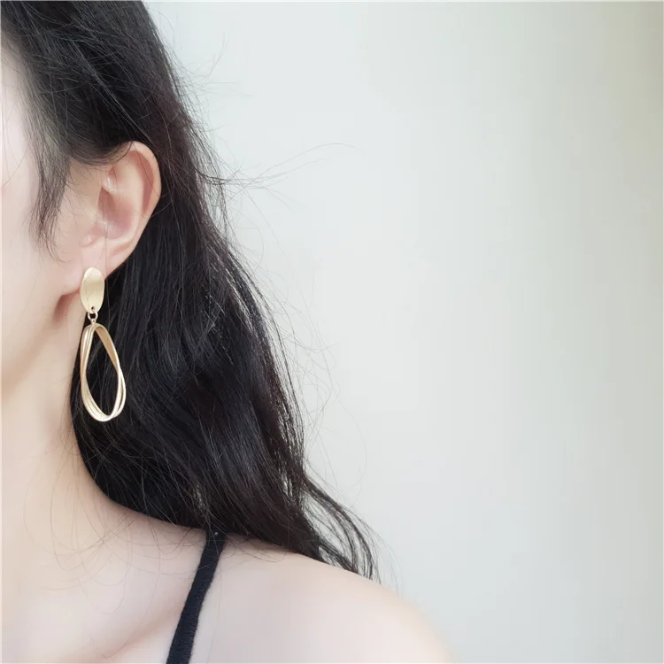 Корейский стиль 2020 Оптовая Продажа Модные индивидуальные матовые золотые геометрические серьги-клипсы