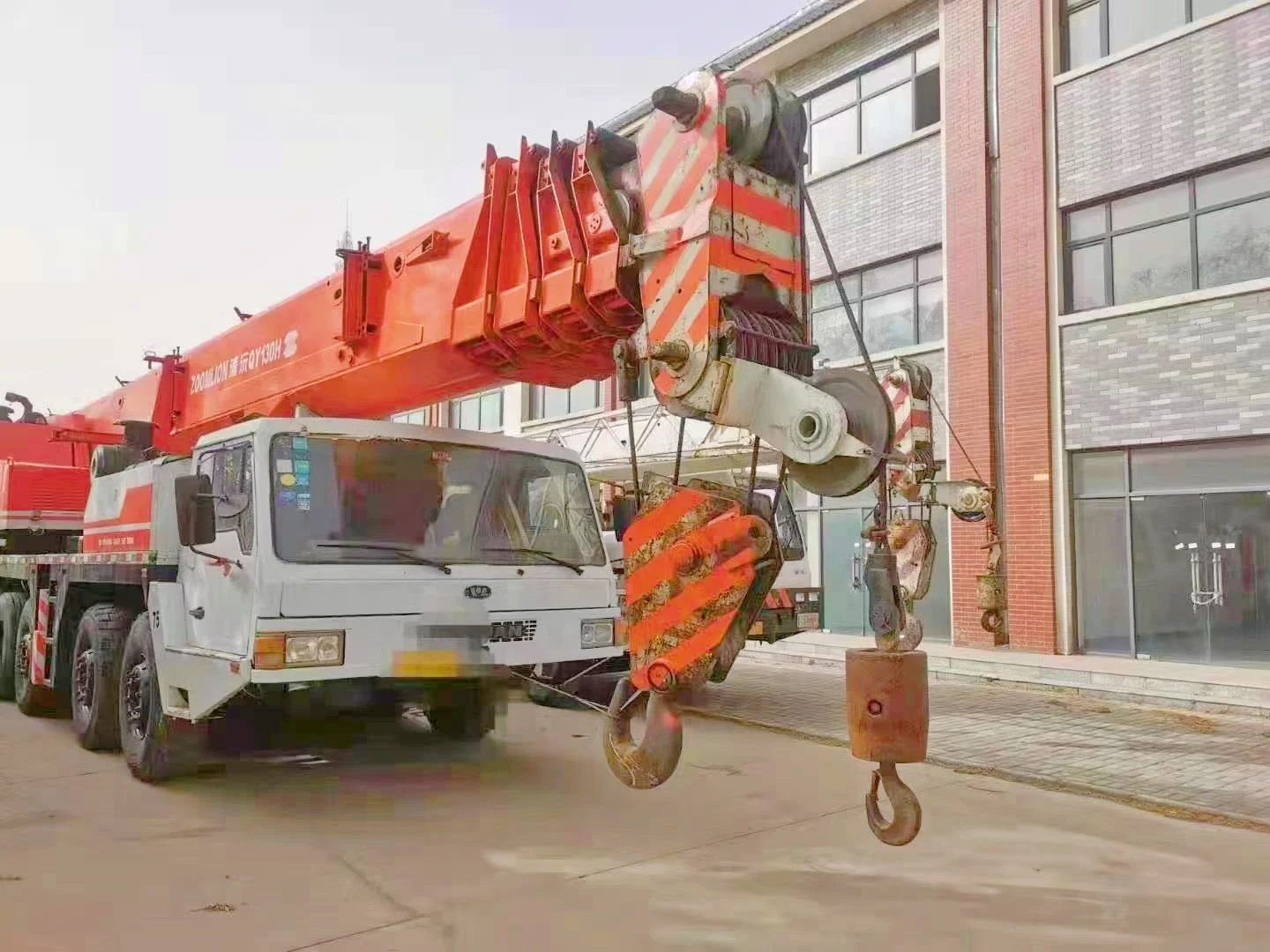130-тонный гусеничный кран Zoomlion QY130H китайский поставщик в хорошем рабочем состоянии