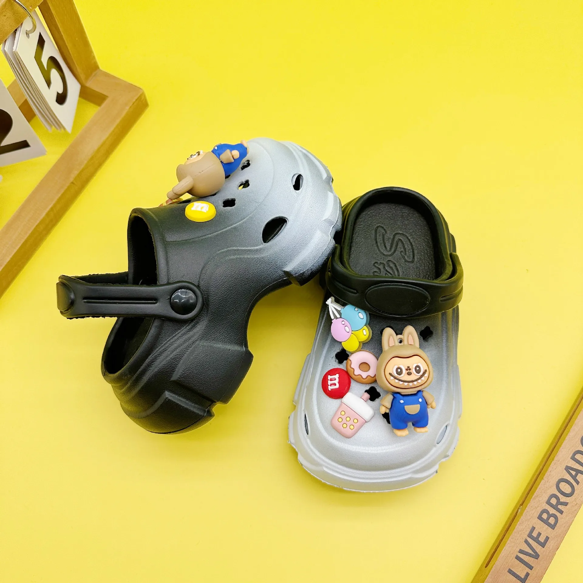 2024 new Gradient  parent-child slippers for boys and girls Labbu  EVA soft sole non-slip Baotou sandals