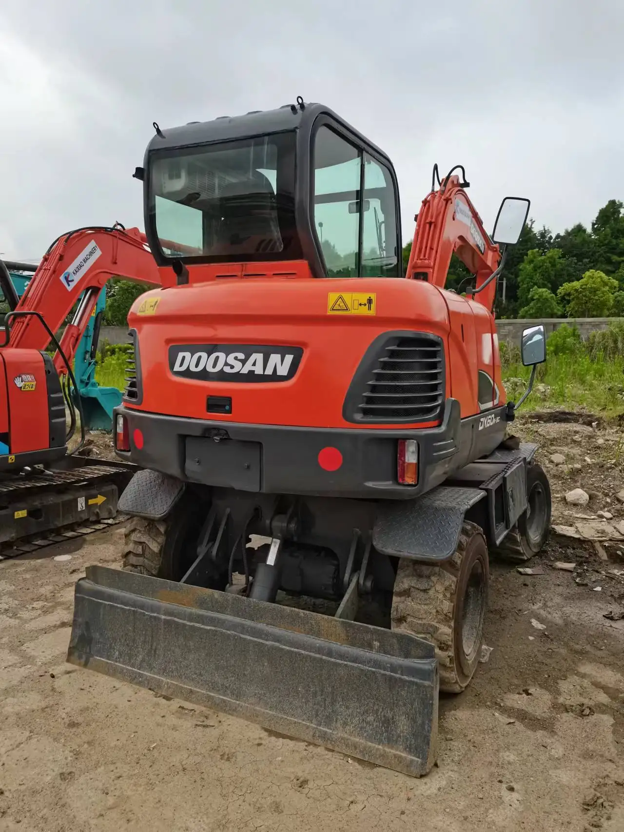 origin Korea used/second hand doosan DX60 wheel excavator SALE IN SHANGHAI WITH LOW PRICE doosan DX60
