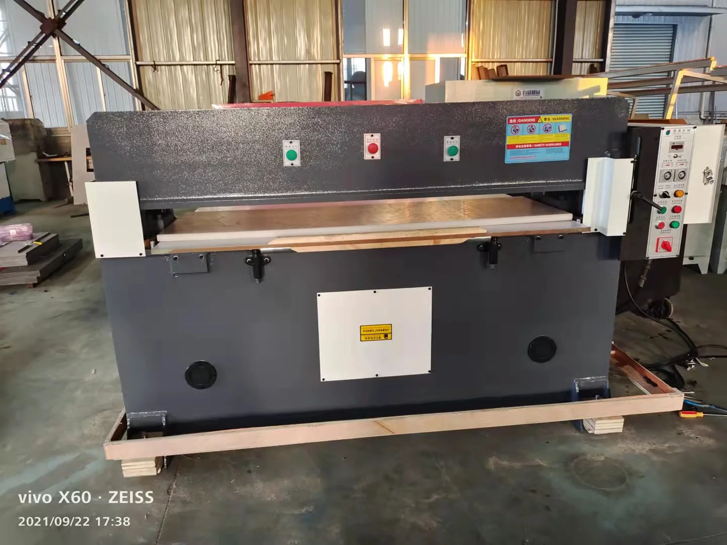 Factory price hydraulic cutting machine