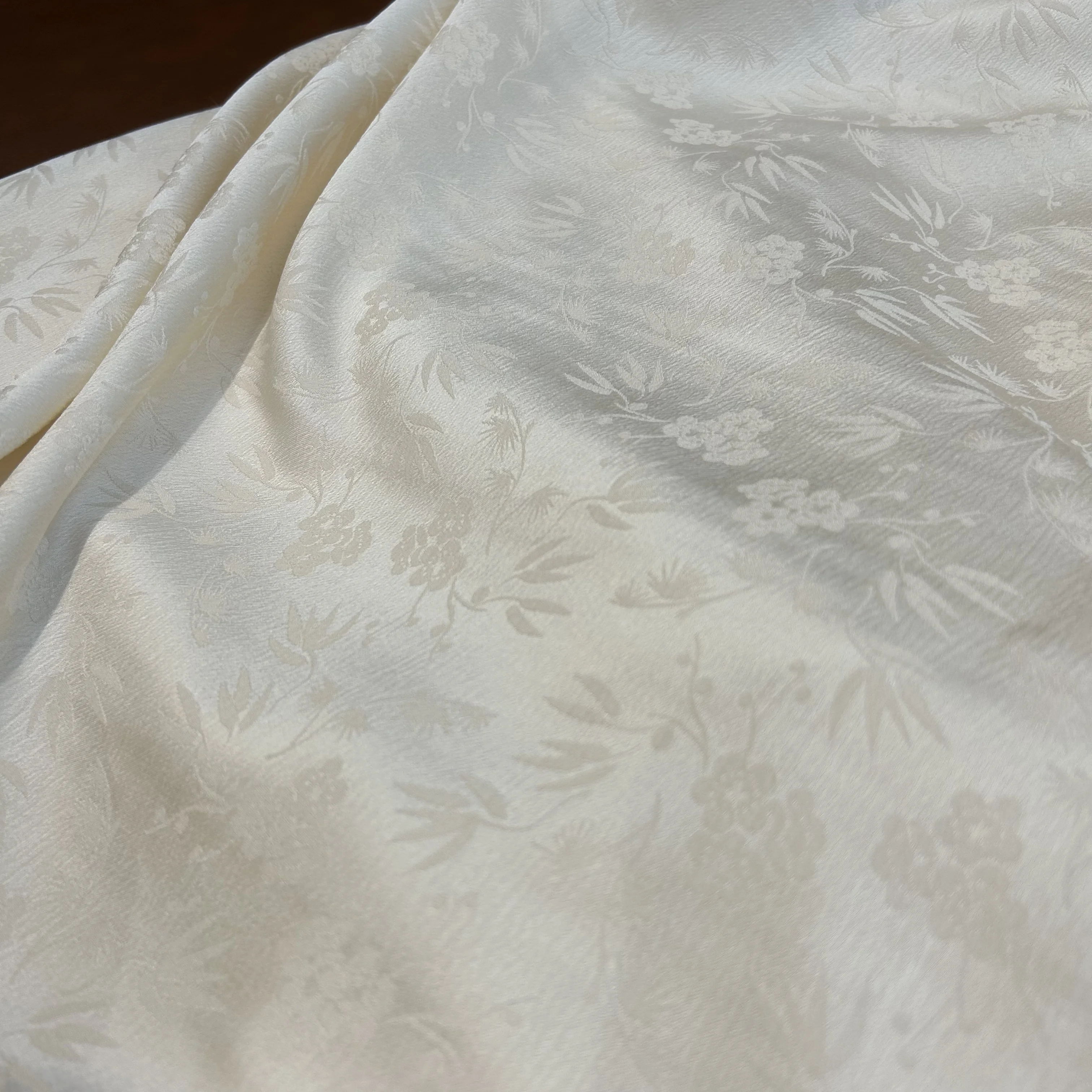 3306 Acetate Like Satin Jacquard 97%Polyester 3%Spandex 180gsm 150cm Peach Blossom Pattern Woven Embossed Jacquard Fabric