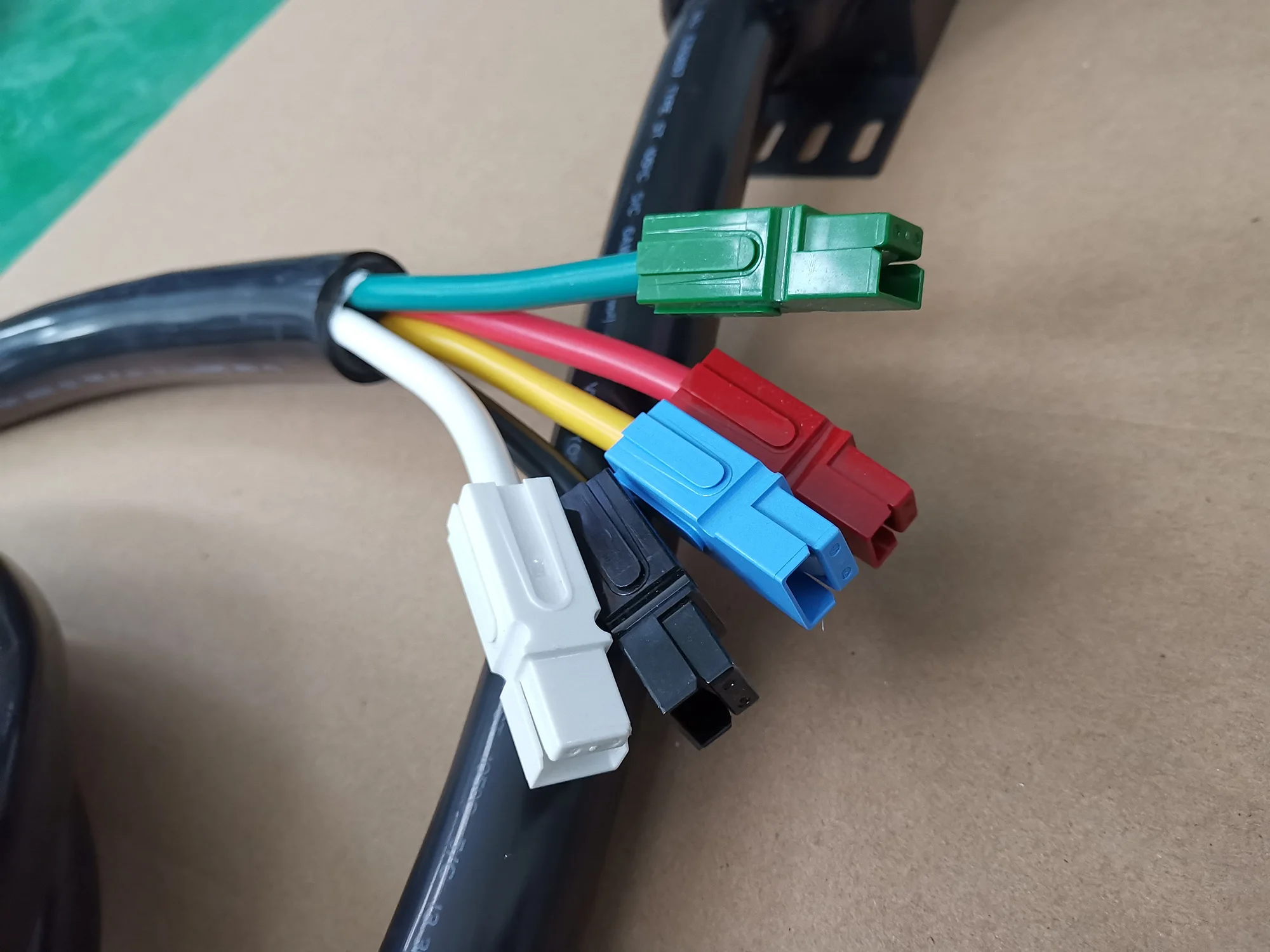 3-phase 380V 18-bit 24-bit German standard 24KW aluminum alloy rack PDU power socket with air switch