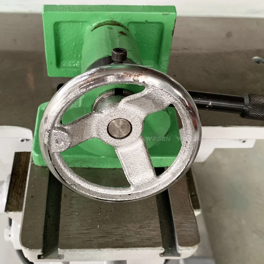 Станок для резки отверстий в деревянной двери