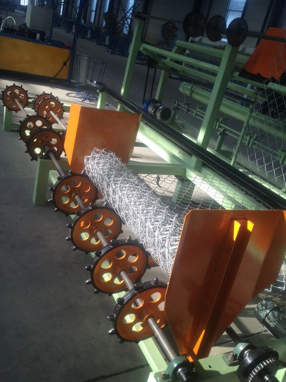 Automatic chain link wire mesh weaving and fence making machine