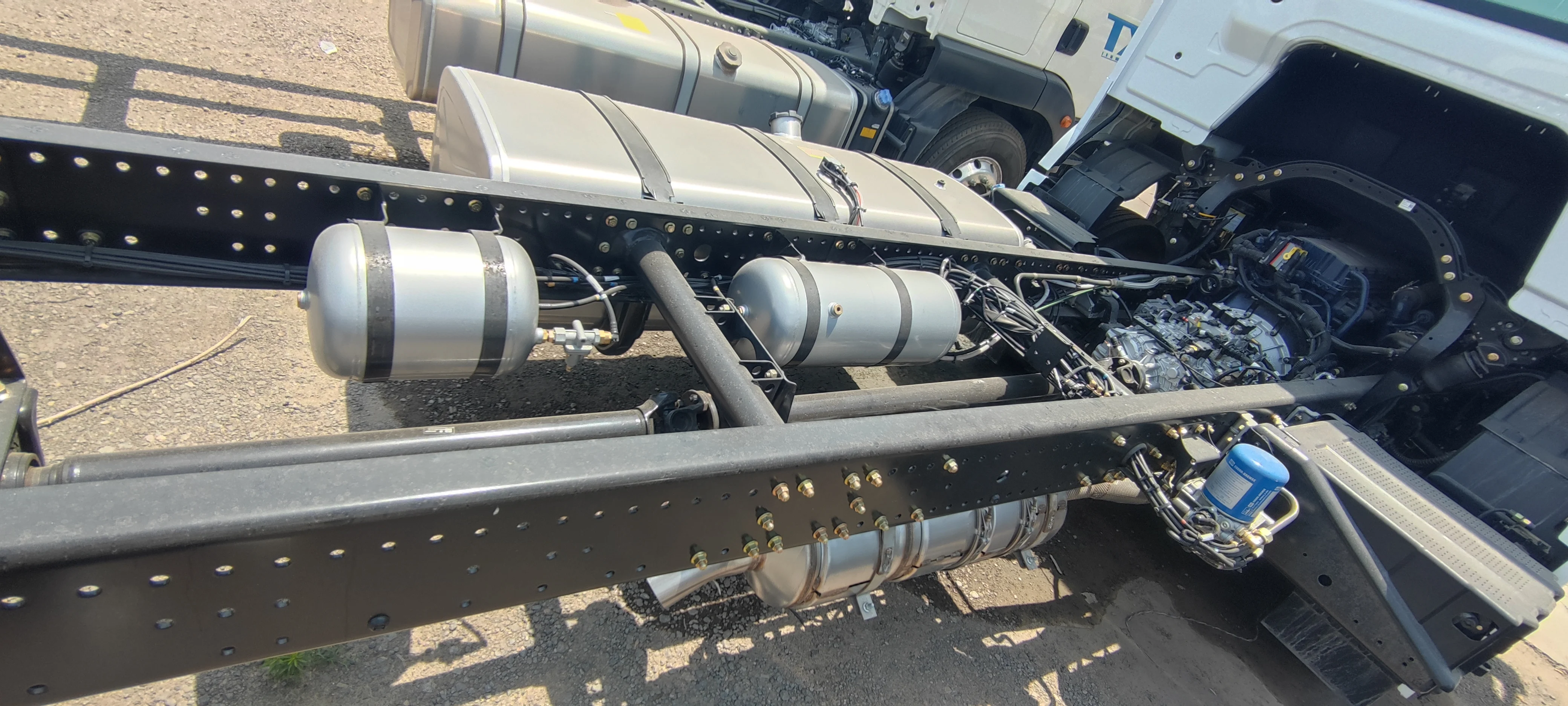 Best Price SHACMAN Delong M6000 4X2 Cargo Middle Truck Automatic Transmission Truck