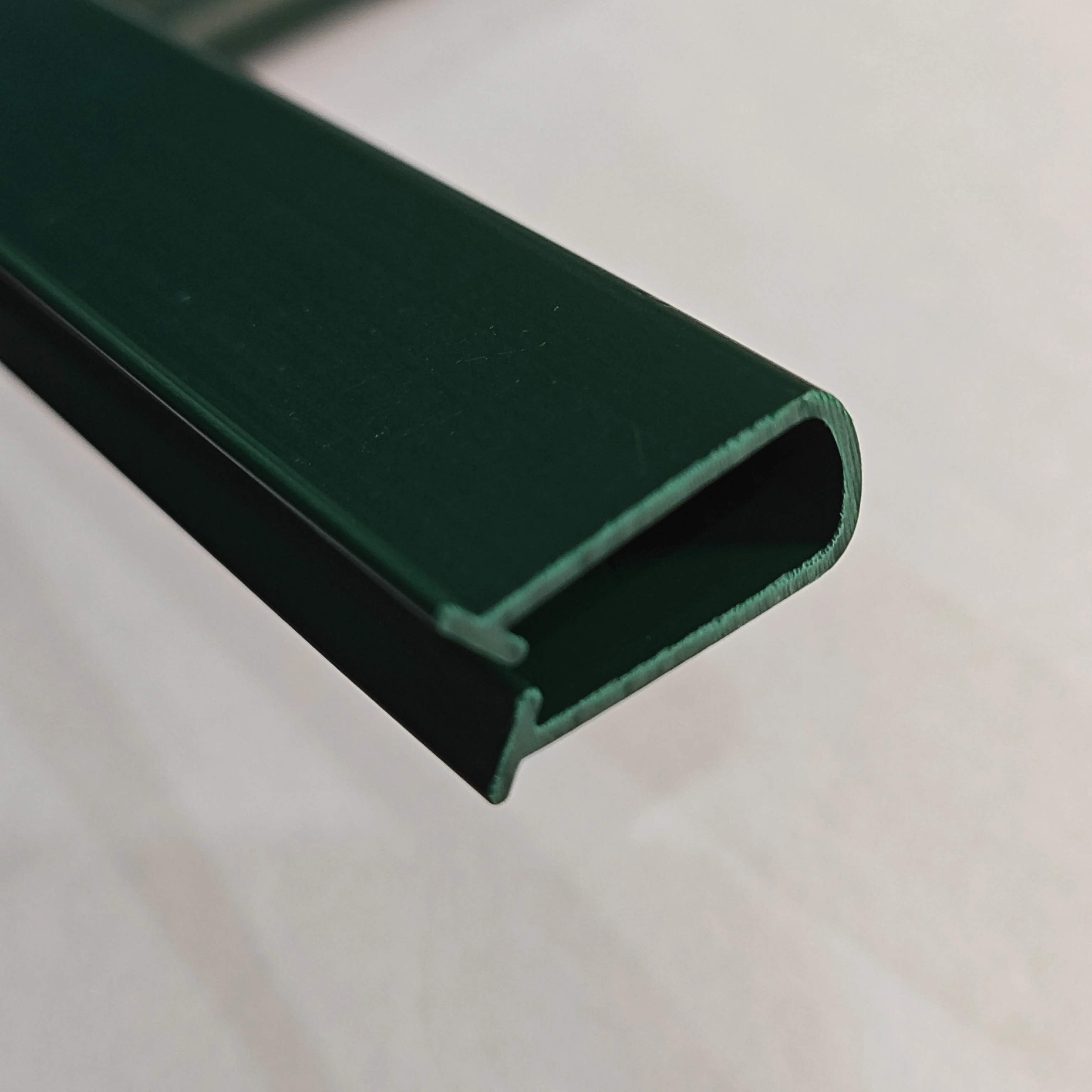 Antil-UV and Easily Assembled Privacy Slats Winged Slats/Tube Slats/Ridged Slats and Bottom Lock For Chain Link Fence