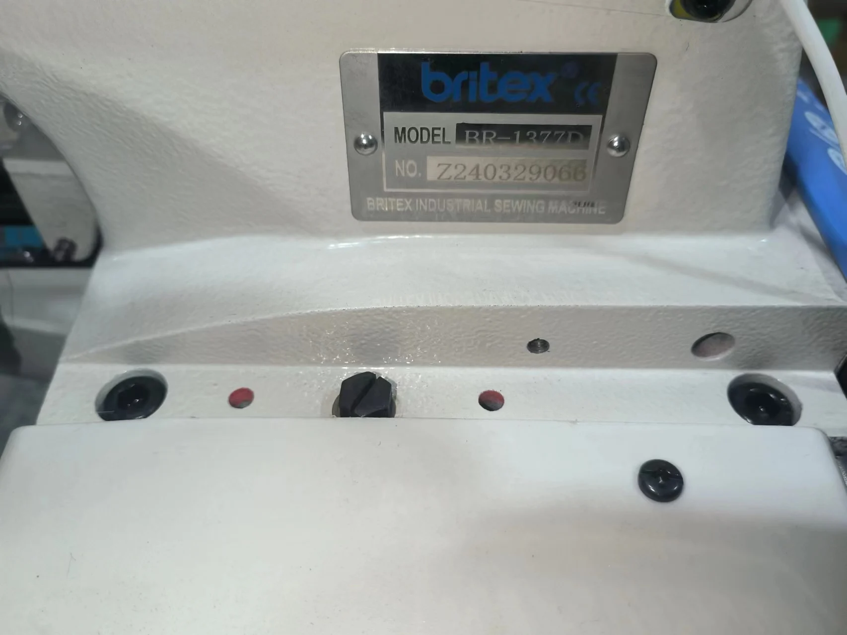 BR-1377D-SK Button Attaching sewing machine  with automatic feeder device