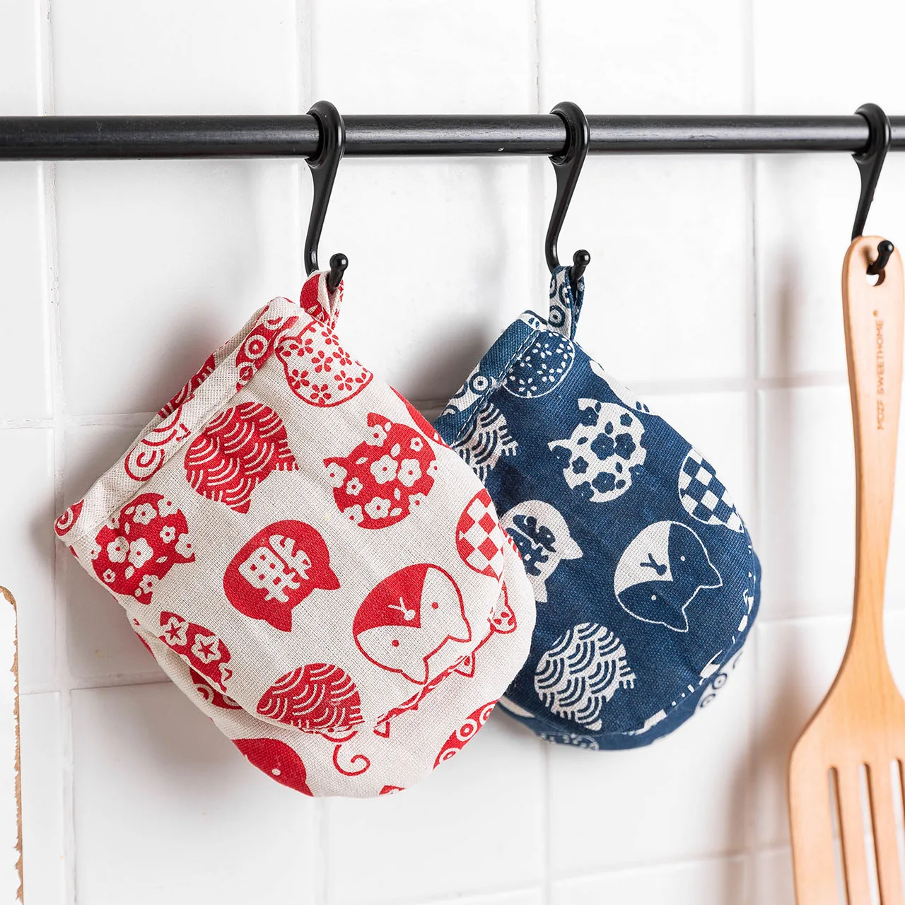 Огнезащитные варежки MONAZONE синего и красного цвета для печи