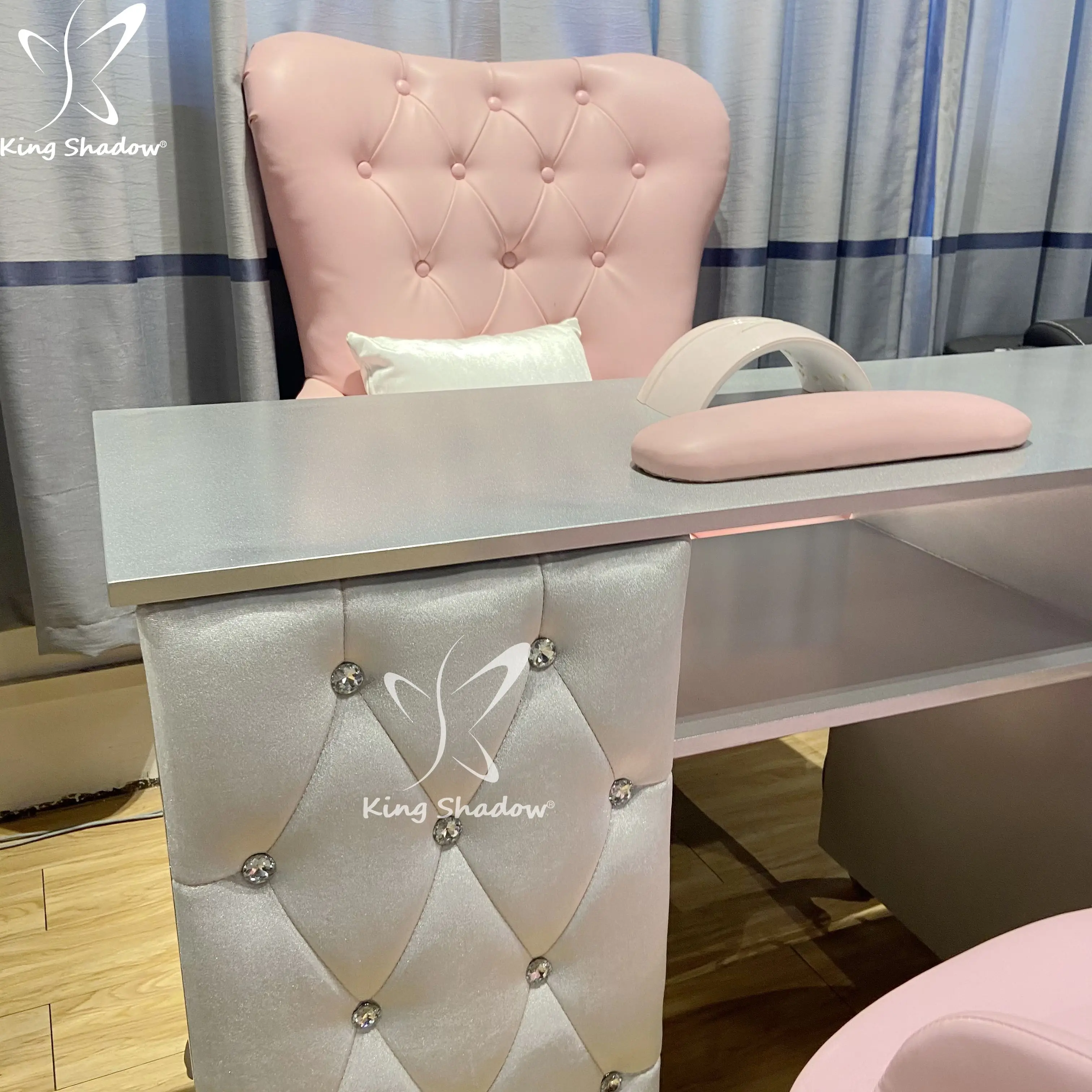Modern pink manicure station manicure table and chairs for nail bar