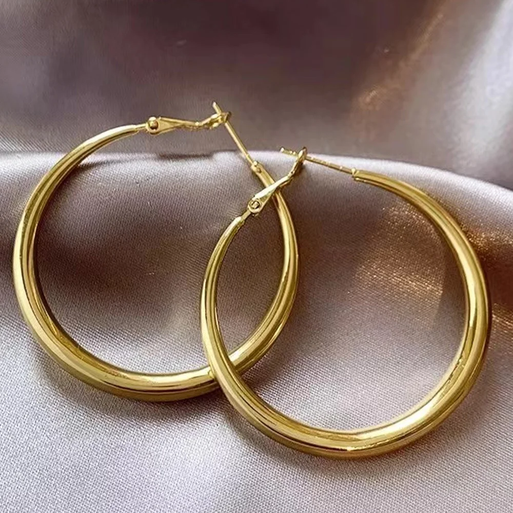 Wholesale Simple Retro Vintage Style 18K Gold Plated Hoop Earrings Ladies Fashion Jewelry Made of Copper Oversized Hoop Design