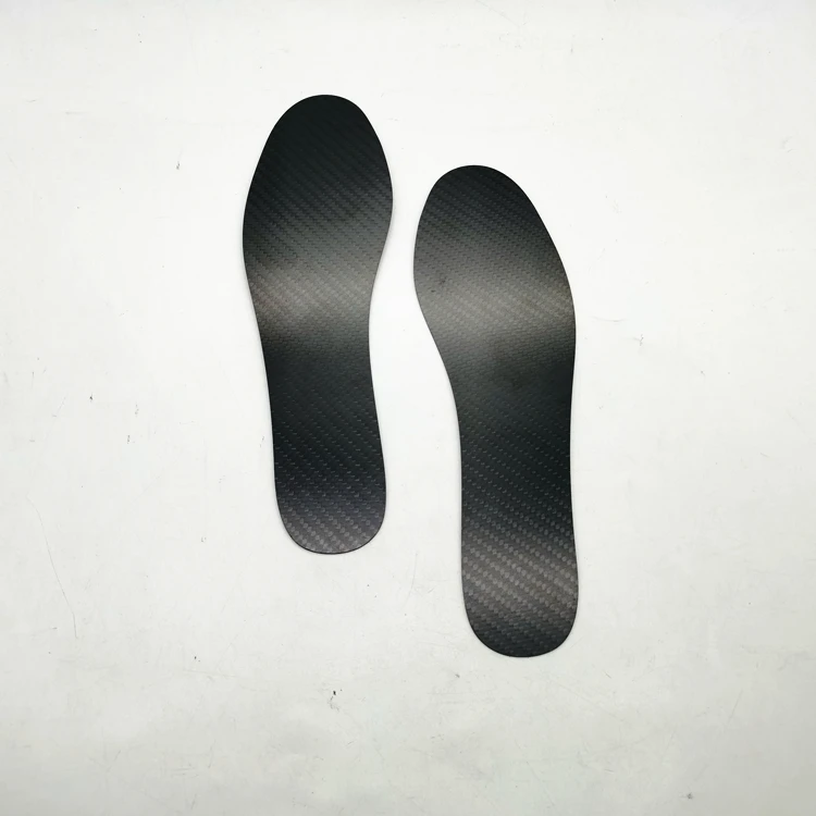 
 Обувь из углеродного волокна в нижней пластине для занятий футболом  