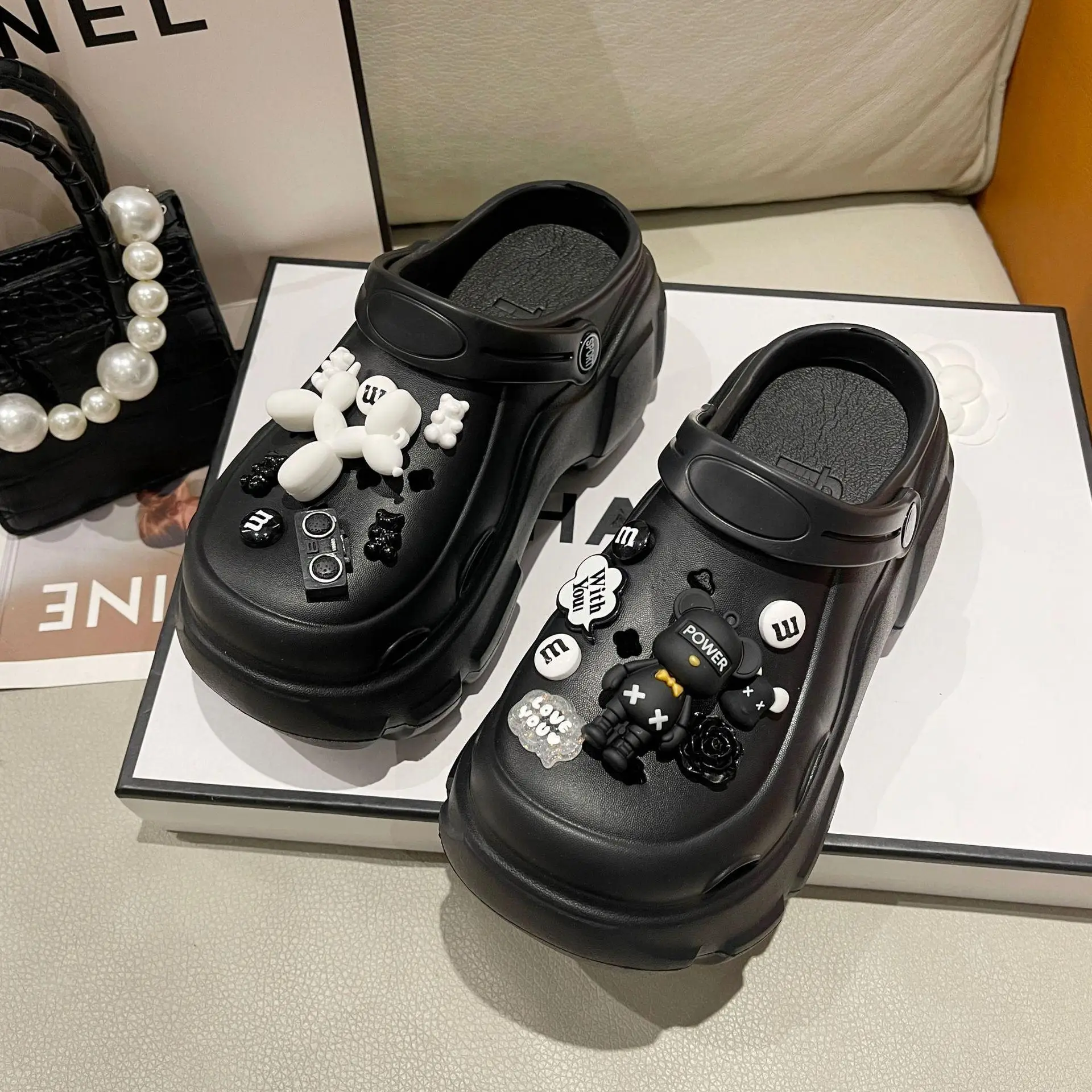 Wholesale summer new thick-soled clogs shoes cartoon design anti-slip couple garden shoes at a good price