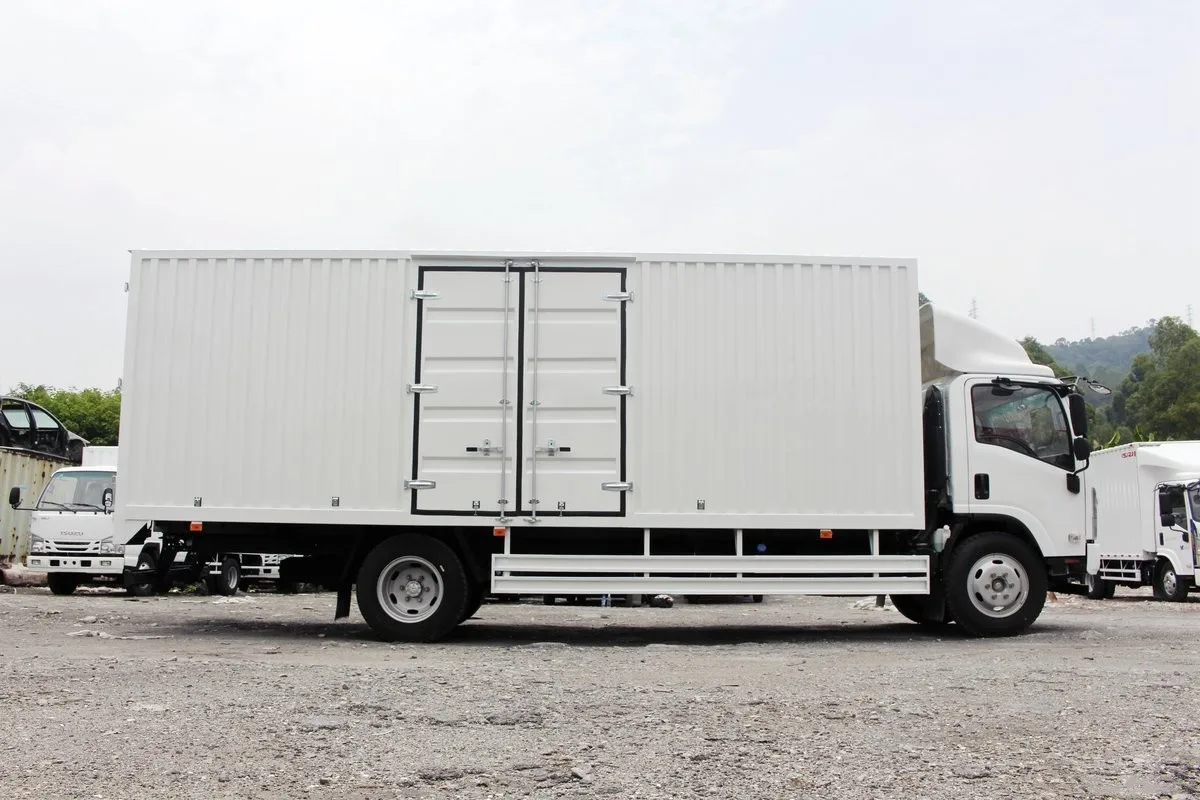 Brand ISUZU 4X2 189HP Used Cargo Truck Diesel Engine Van Hand Truck 139kw Lorry Truck