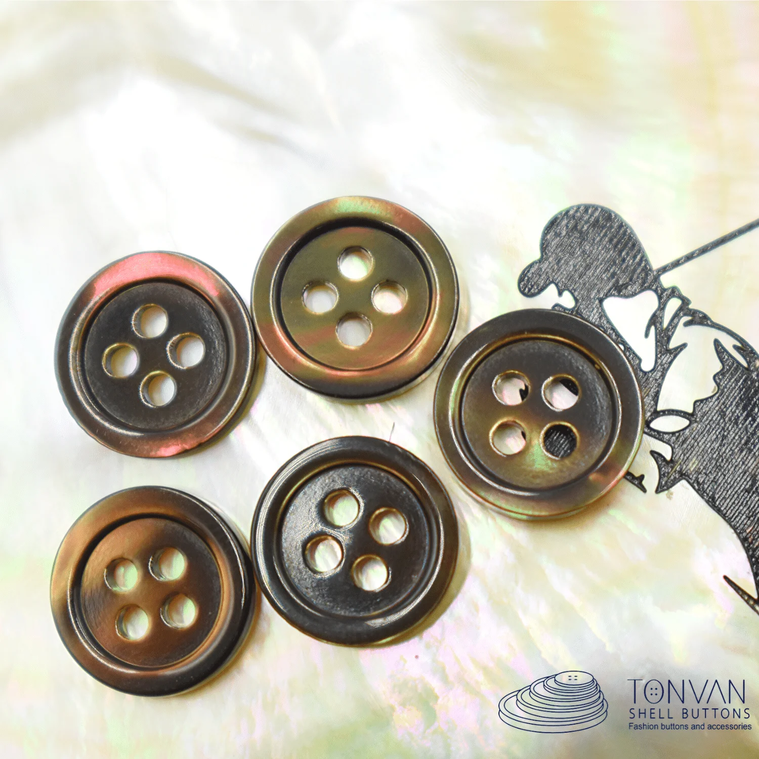 TV High quality 18L 4 Holes Brown Trocas Fine Edge Button