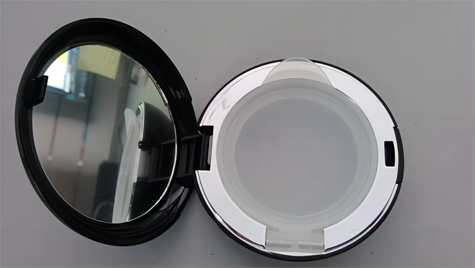 Round Customized Crafts Cosmetic Case With PP Inner Bottle for Liquid Foundation or Mesh air Cushion