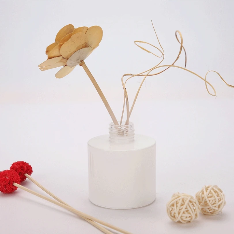 White, simple, elegant, long-lasting fragrance