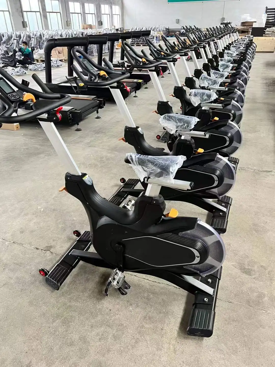 New Arrival Commercial Fitness Magnetic Resistance Sports Equipment Electrical Dynamic Exercise Cycle Spinning Bike For Gym