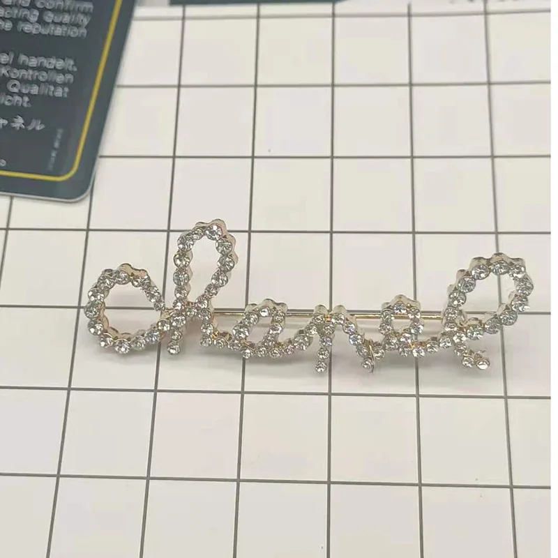 Popular Designer Brand Super Flash Rhinestone Letter Brooch Temperament Joker Suit Exquisite And elegant Accessories Pin