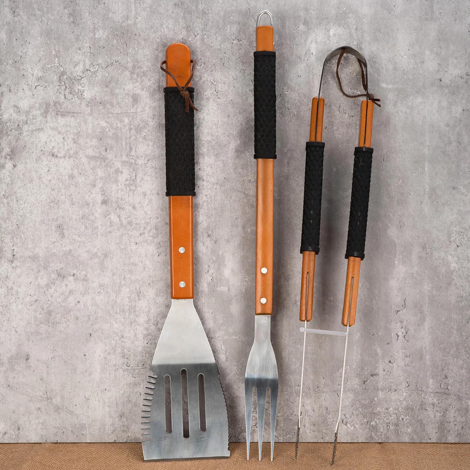 Wood handle non-stick spray paint,barbecue three-piece set,can print logo barbecue tool combination