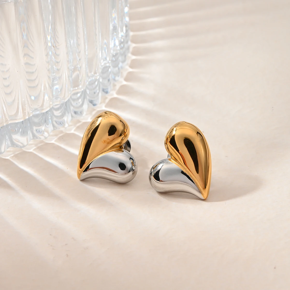 Dainty Women Fashion Jewelry 14K Gold Plated Heart Shaped Stud Earrings Non Tarnish Stainless Steel Heart Earrings Jewelry