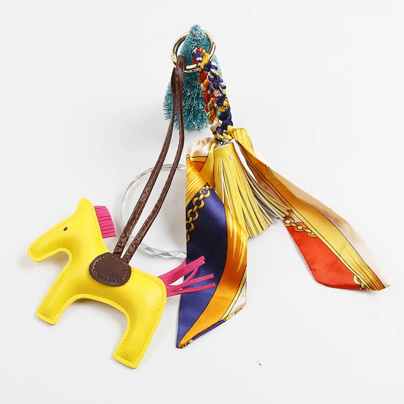 2021 New custom gifts ladies gift set for valentine gifts 100% silk scarf with horse key chain