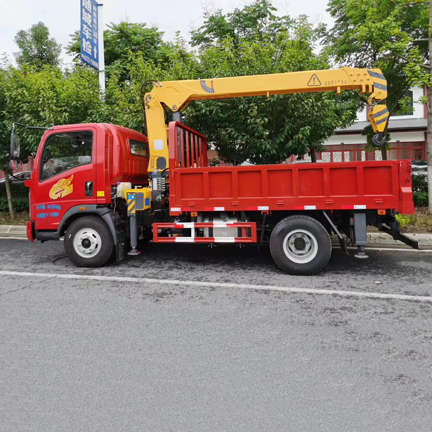 Small tricycle tractor hydraulic truck mounted crane 5 tons cranes truck-mounted crane with remote control