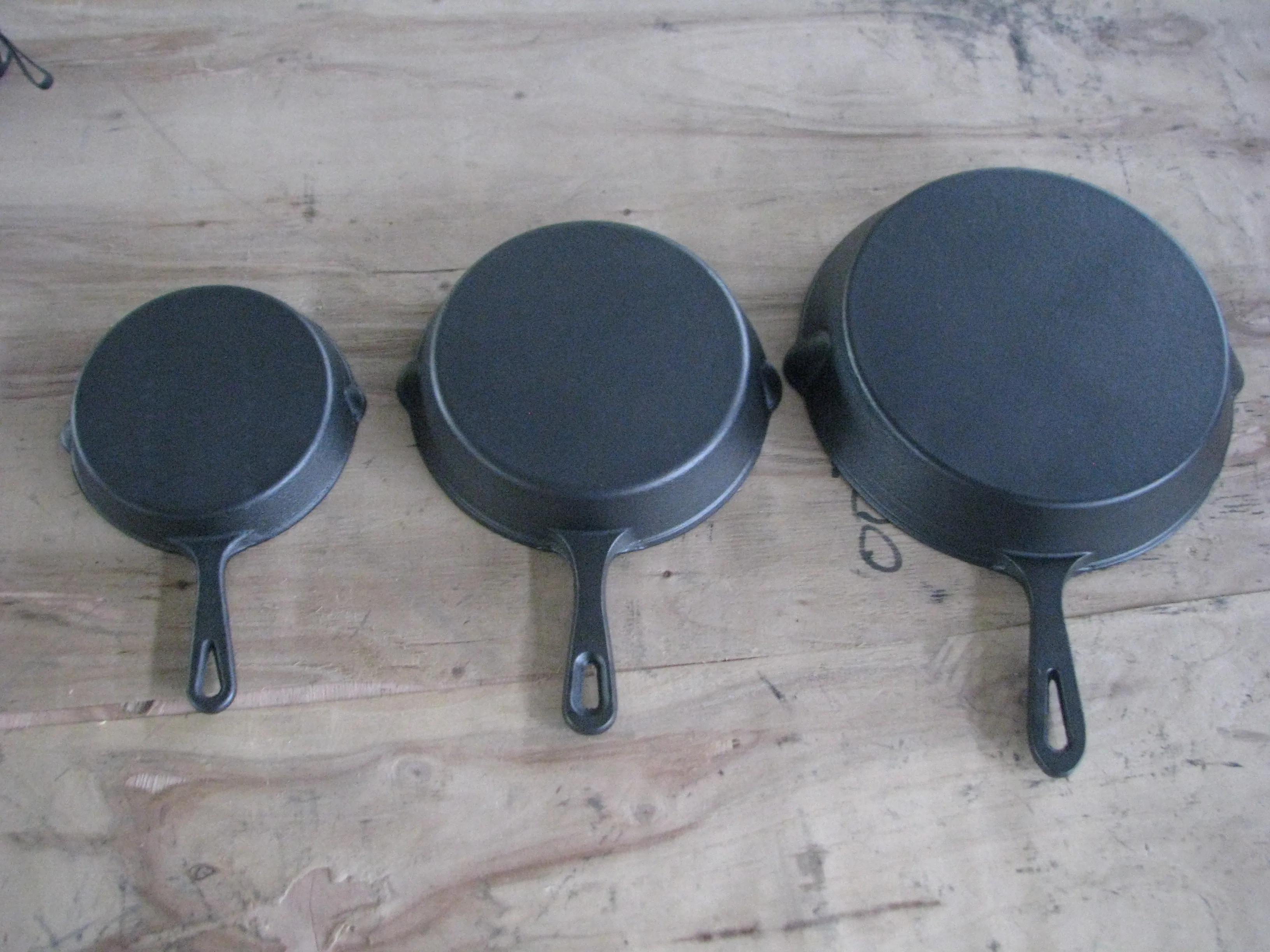 Cast Iron Skillet 3-Piece Set - Heavy-Duty Pre-Seasoned Pan Cookware 10\