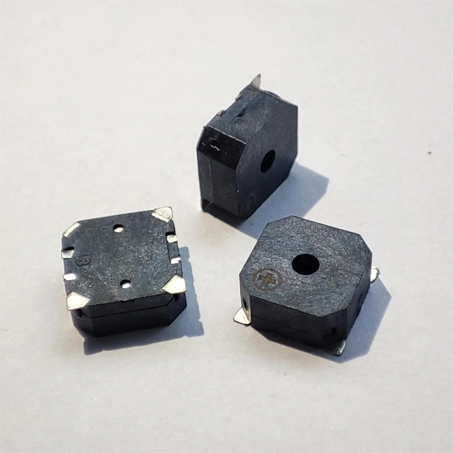 SMD magnetic buzzer, 2700Hz frequency, 3.6V, 85dB