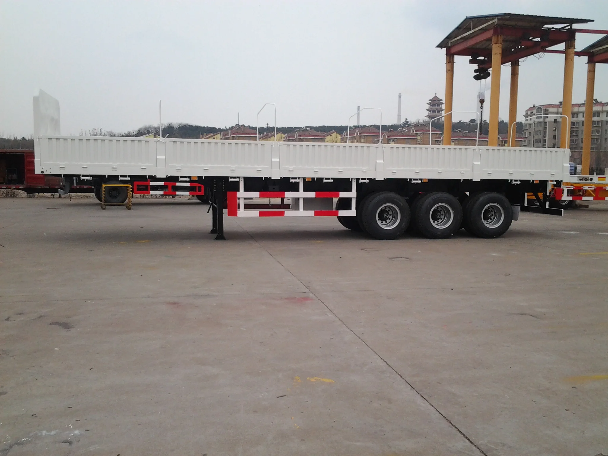 Factory Direct 40ft 3 Axles Flatbed Semi Trailer Side Wall Flatbed Trailer for Efficient Cargo Transportation